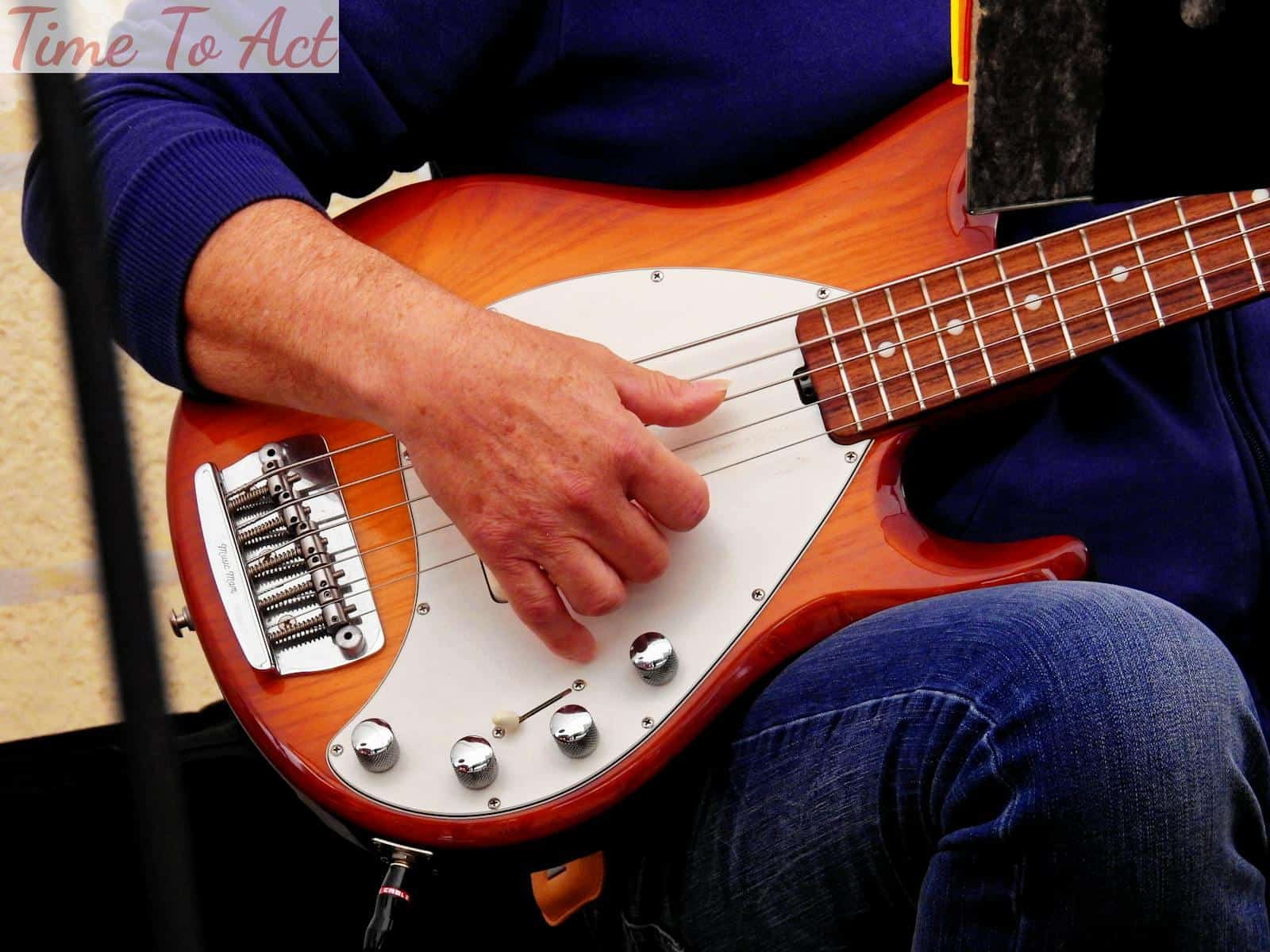 ¿Cuál es la mejor forma de aprender a tocar el bajo desde cero?