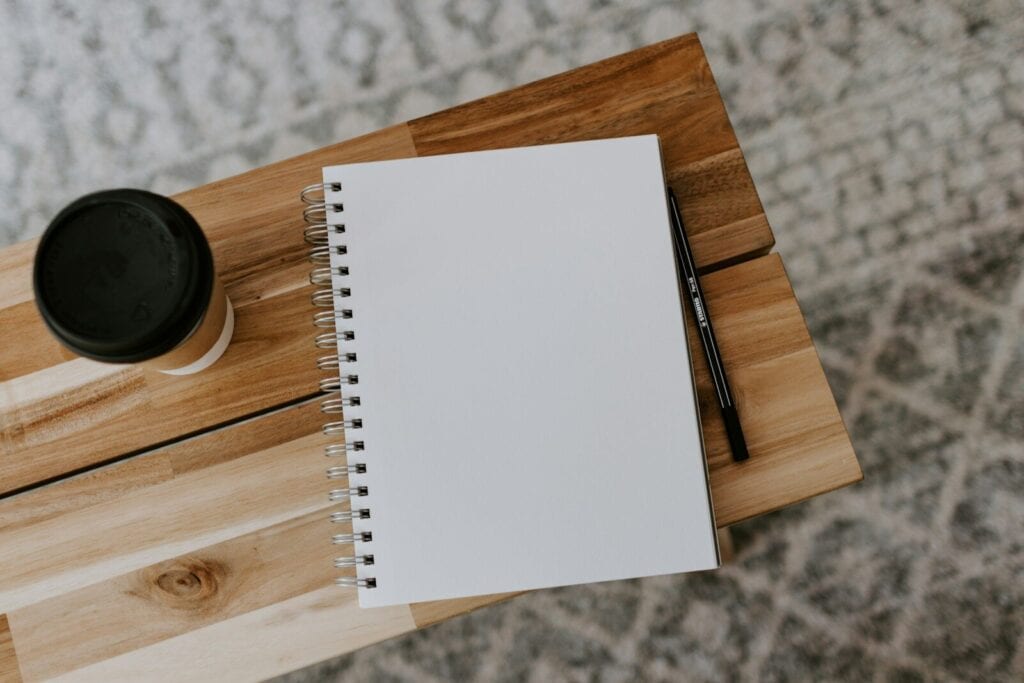 Escritorio con cuaderno y café