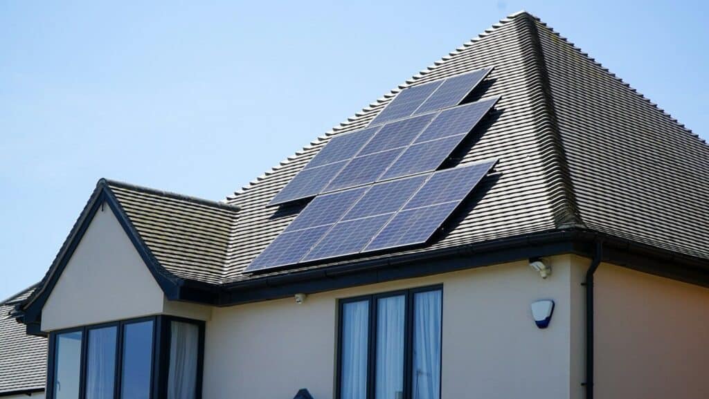 Casa con placas solares en el tejado