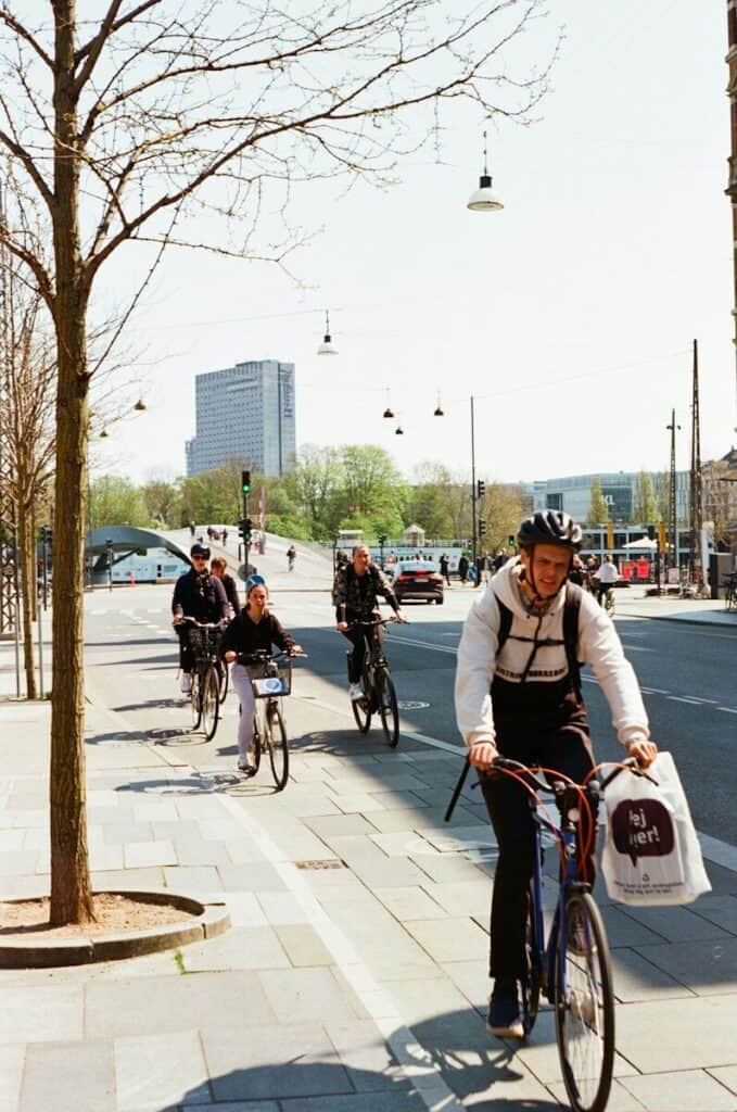 Persona en bicicleta por una calle de la ciudad