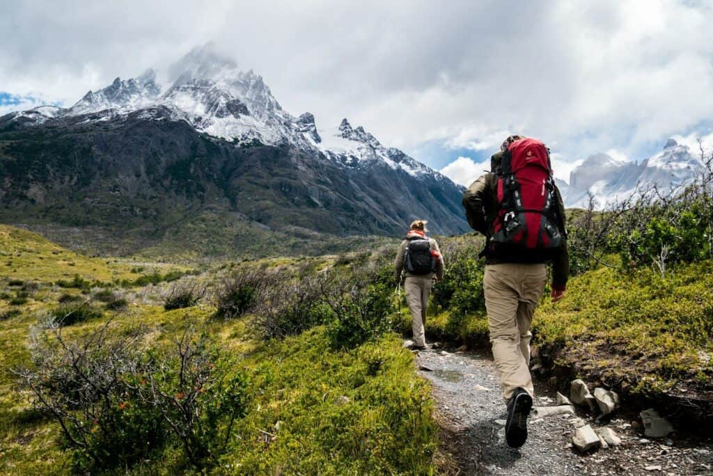 Excursionista con mochila por un sendero de montaña